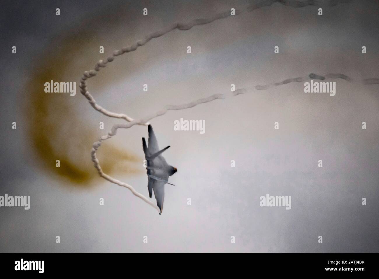 US-Luftwaffenmajorat Josh Gunderson, F-22 Kommandeur des Demonstrationsteams von Raptor, führt während einer Luftdemonstration auf der Joint Base Langley-Eustis am 30. Januar 2020 in Hampton, Virginia eine schnelle Bankdrehung durch. Stockfoto