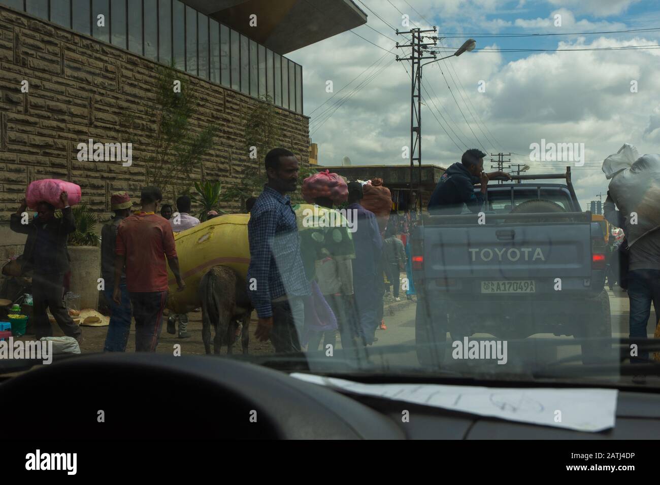Addis Abeba, Äthiopien - November 2018: Driving Through Mercato - großer Freiluftmarkt, der als der größte Markt Afrikas angesehen wird, um Waren zu verkaufen und zu kaufen Stockfoto Addis Abeba, Äthiopien - November 2018: Driving Through Mercato - großer Freiluftmarkt, der als der größte Markt Afrikas angesehen wird, um Waren zu verkaufen und zu kaufen Stockfoto