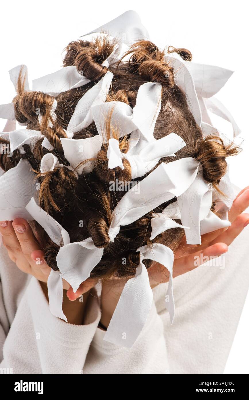 Kopf in den Händen deprimiert traurig Frauen Porträt mit Lockenwicklern Haar Auf weißem Hintergrund Stockfoto