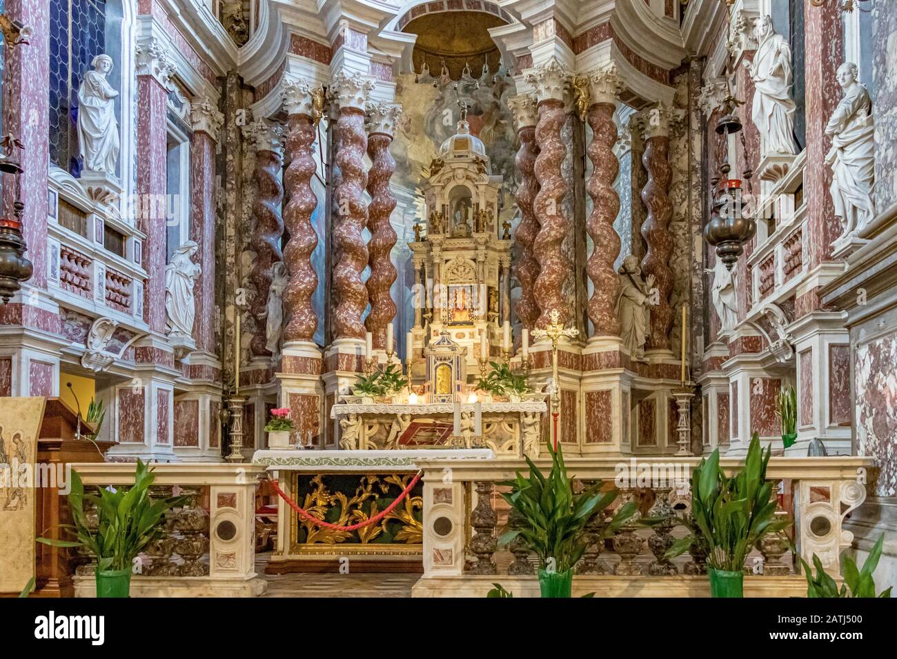 Der Altar und das Innere der Kirche Santa Maria di Nazareth, Venedig, Italien Stockfoto
