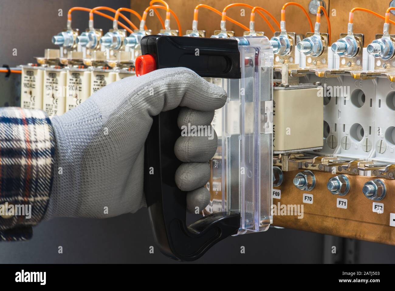 Die Elektriker installieren die Leistungsschalter in einer Nahaufnahme der elektrischen Schaltanlage Stockfoto