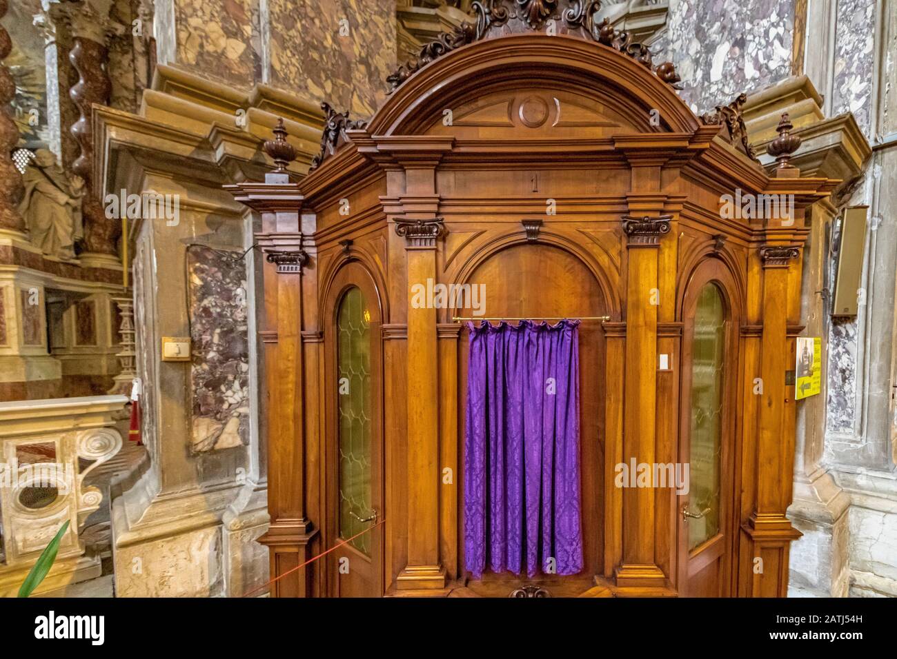 Ein Beichtstand oder ein Beichtkasten und das Innere der Kirche Santa Maria di Nazareth, Venedig, Italien Stockfoto