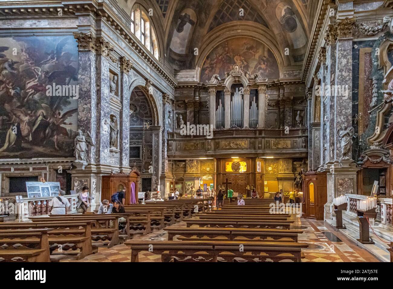 Kirchenbänke und das Innere der Kirche Santa Maria di Nazareth, Venedig, Italien Stockfoto