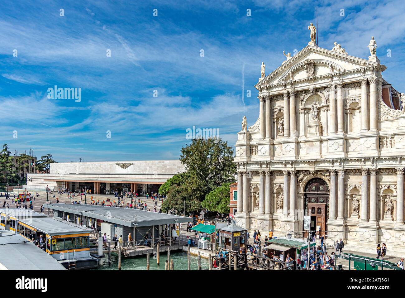 Der Bahnhof Santa Lucia und das Äußere der Kirche Santa Maria di Nazareth, die zum Canal Grande in Venedig, Italien, zeigt Stockfoto