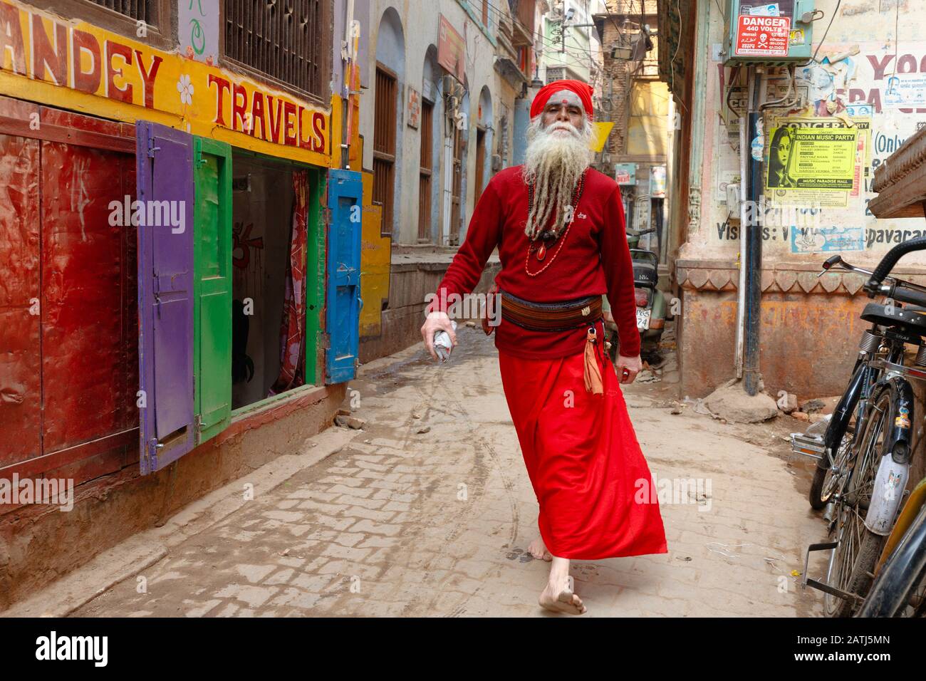 Varanasi, INDIEN, 20. JANUAR 2019: EIN klug aussehender bunter baba-mann geht stolz in eine Straße von Varanasi. Stockfoto