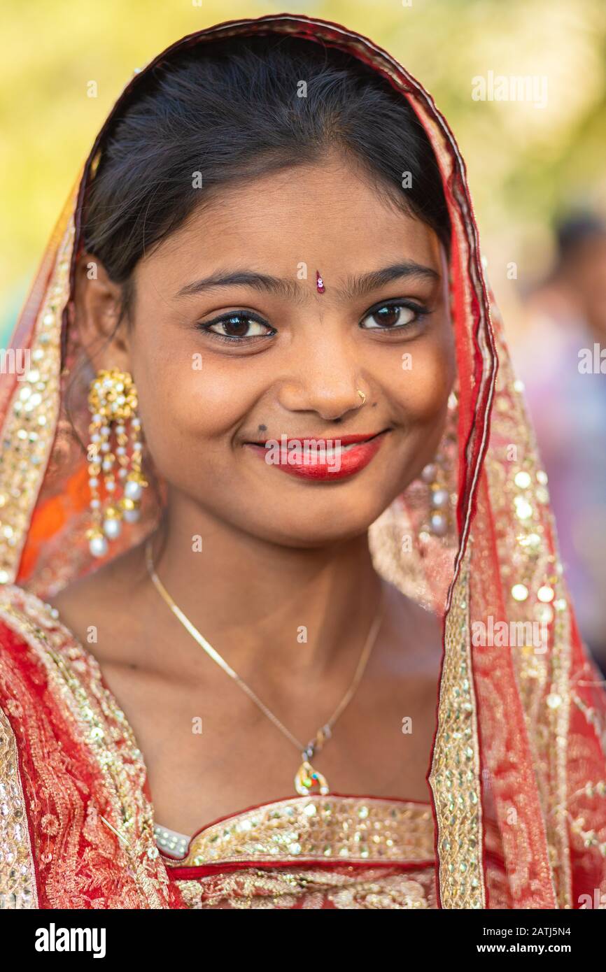 Sarnath, INDIEN, 21. JANUAR 2019 : Porträt einer indischen Zigeunertänzerin auf der Straße von Sarnath. Stockfoto