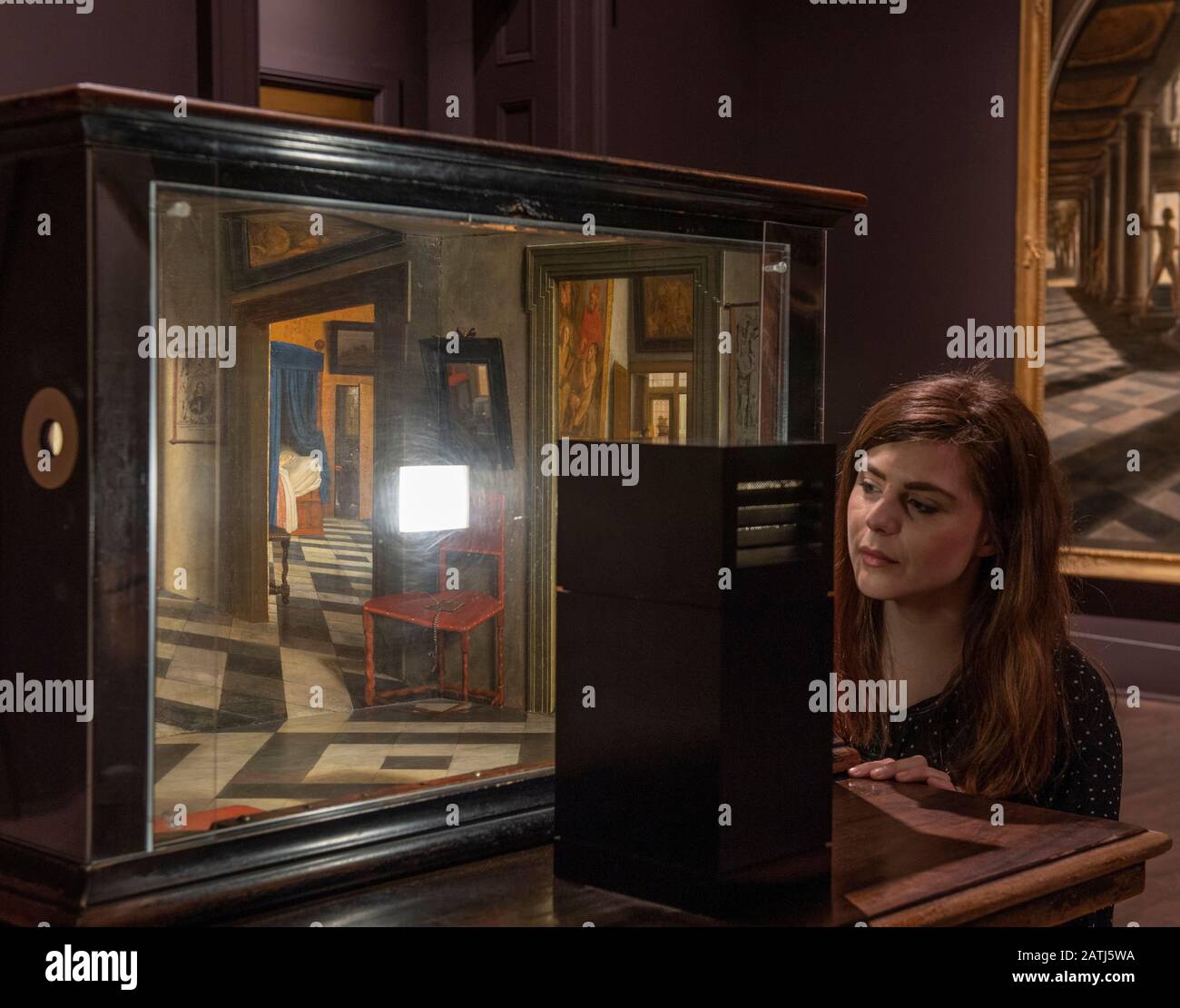 Tate Britain, London, Großbritannien. Februar 2020. Britischer Baroque: Power and Illusion, die erste Ausstellung, die sich jemals mit der Kultur des Barock in Großbritannien befassen wird, läuft vom 4. Februar bis zum 19. April 2020. Von der Restauration von Karl II. Im Jahr 1660 bis zum Tod von Königin Anne im Jahr 1714 erforscht die Ausstellung Zusammenhänge zwischen Kunst und Macht. Bild: Eine Peepshow mit Innenansichten eines niederländischen Hauses, ca.1655-60. Samuel van Hoogstraten. The National Gallery, London. Kredit: Malcolm Park/Alamy. Stockfoto