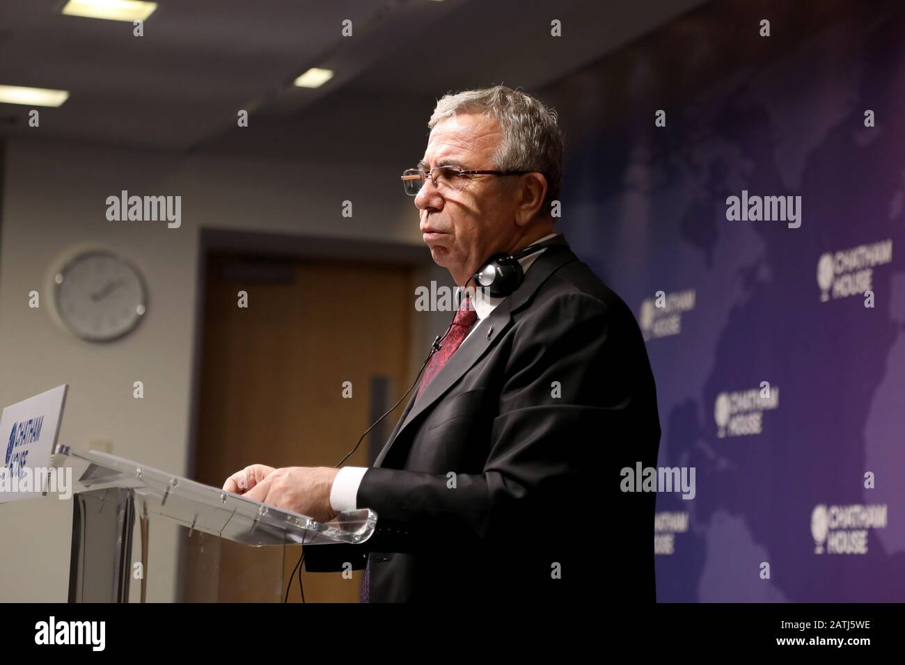 London/Großbritannien - 3. Februar 2020: Mansur Yavaş, Bürgermeister von Ankara, spricht im Chatham-Haus über den Zustand der Demokratie in der Türkei Stockfoto