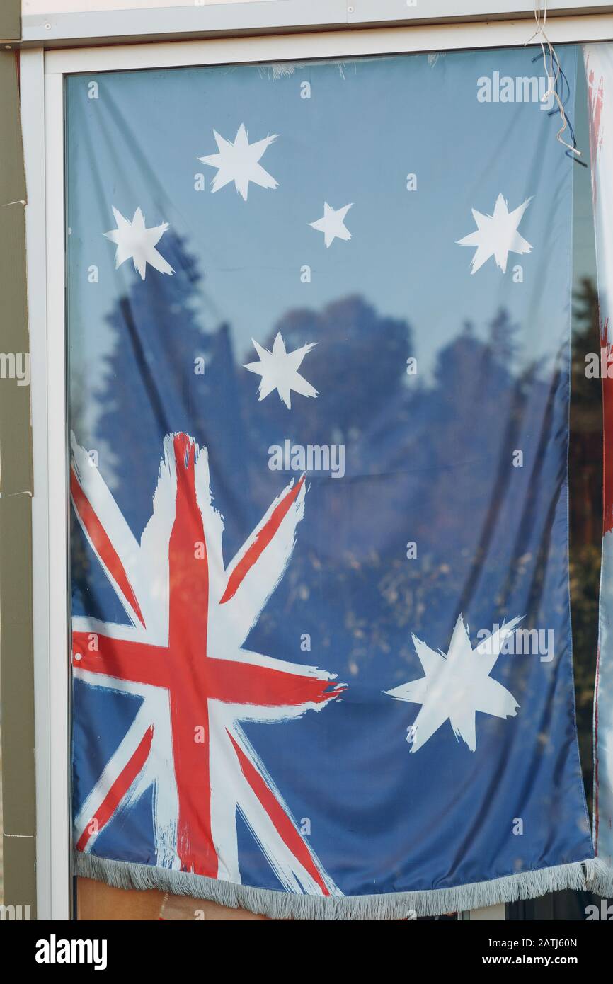 Australische Flagge hängt im Fenster Stockfoto