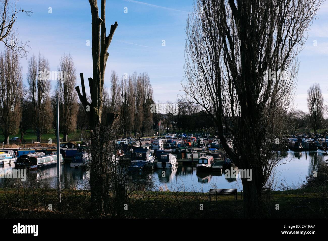 Kanalboote dockten am Fluss Nene im Zentrum von Northampton an Stockfoto
