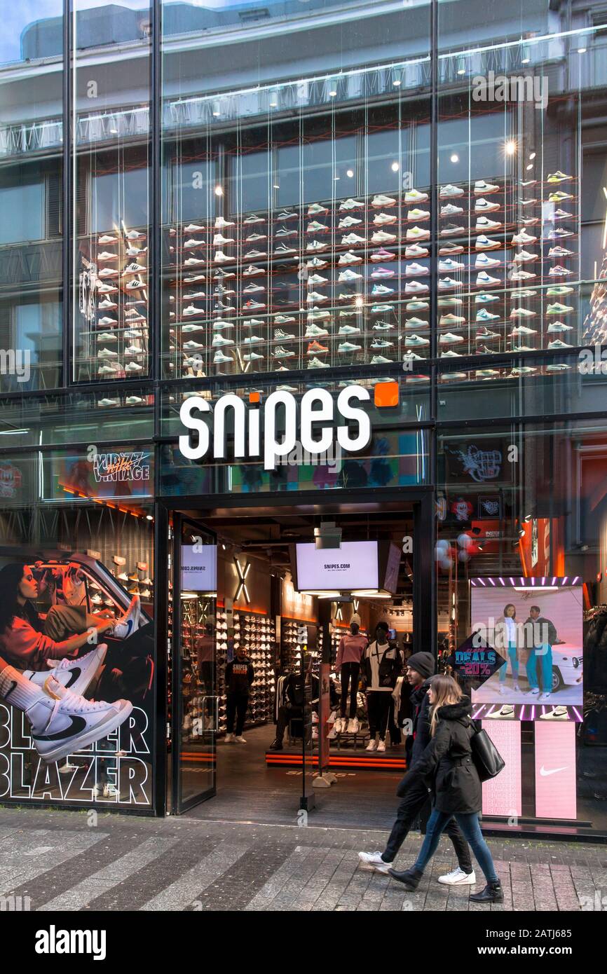 Snipes Laden an der Einkaufsstraße hohe Straße, Shop für Sneaker an Streetwear, Köln, Deutschland. Snipes Store in der Fussgaengerzone hohe Straße, Stockfoto