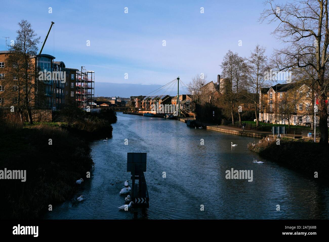 Haus und Apartments, die an den Fluss Nene im Zentrum von Northampton Grenzen Stockfoto