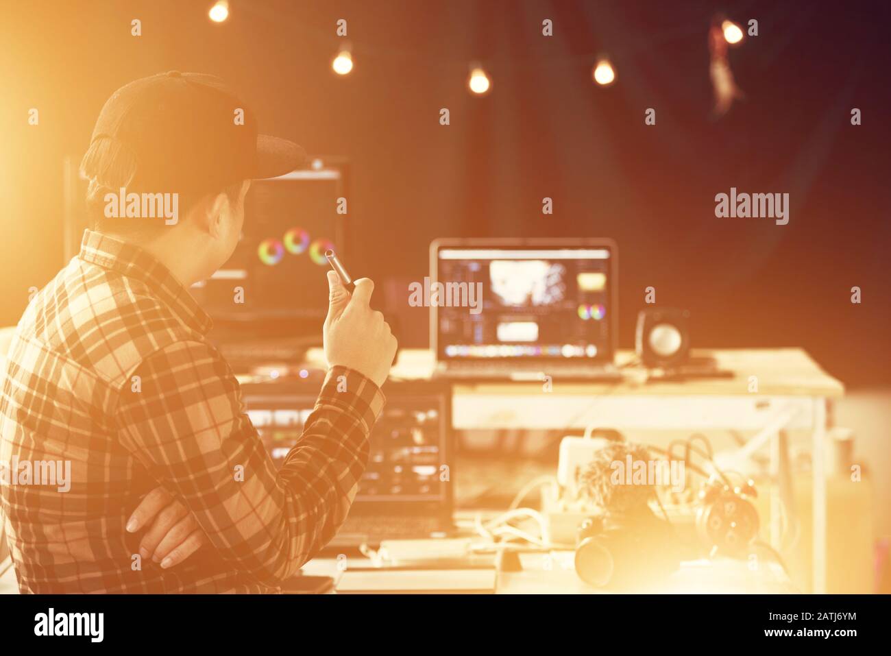 Redakteur er ist freiberuflich tätig oder vlog verwendet Laptop und Computer, um Videomaterial im eigenen Studio zu schneiden Stockfoto
