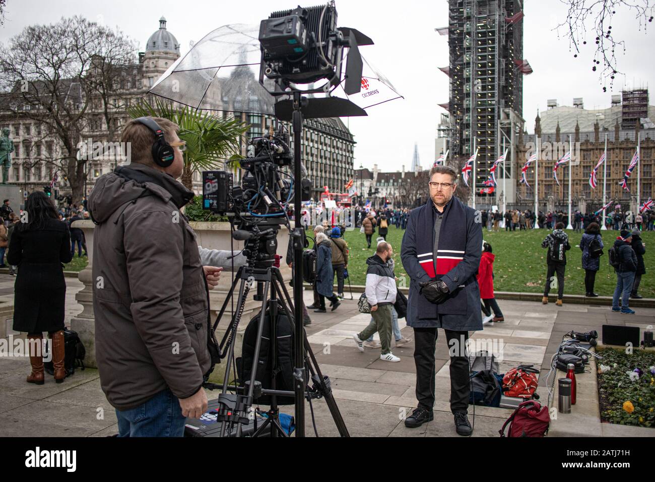 Die Weltpresse versammelt sich auf dem Parliament Square, Westminster, London, um über den offiziellen Austritt Großbritanniens aus der EU am 31. Januar 2020 um 23 Uhr zu berichten Stockfoto
