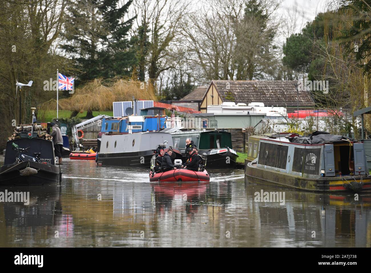Ein Polizeiboot auf dem Kanal in der Nähe von Rugby, Warwickshire, nachdem Detektive begonnen haben, einen Kanal zu durchsuchen, um den Körper einer jungen Mutter zu lokalisieren, die vor fast 30 Jahren in Coventry verschwand. Stockfoto