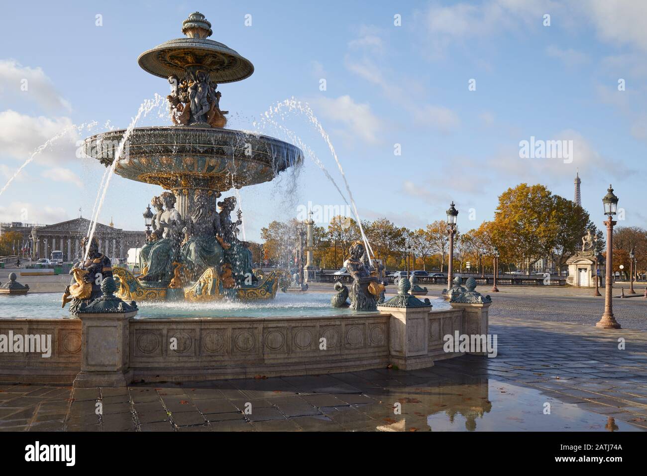 Place de la Concorde Springbrunnen an einem sonnigen Herbsttag in Paris, Frankreich Stockfoto