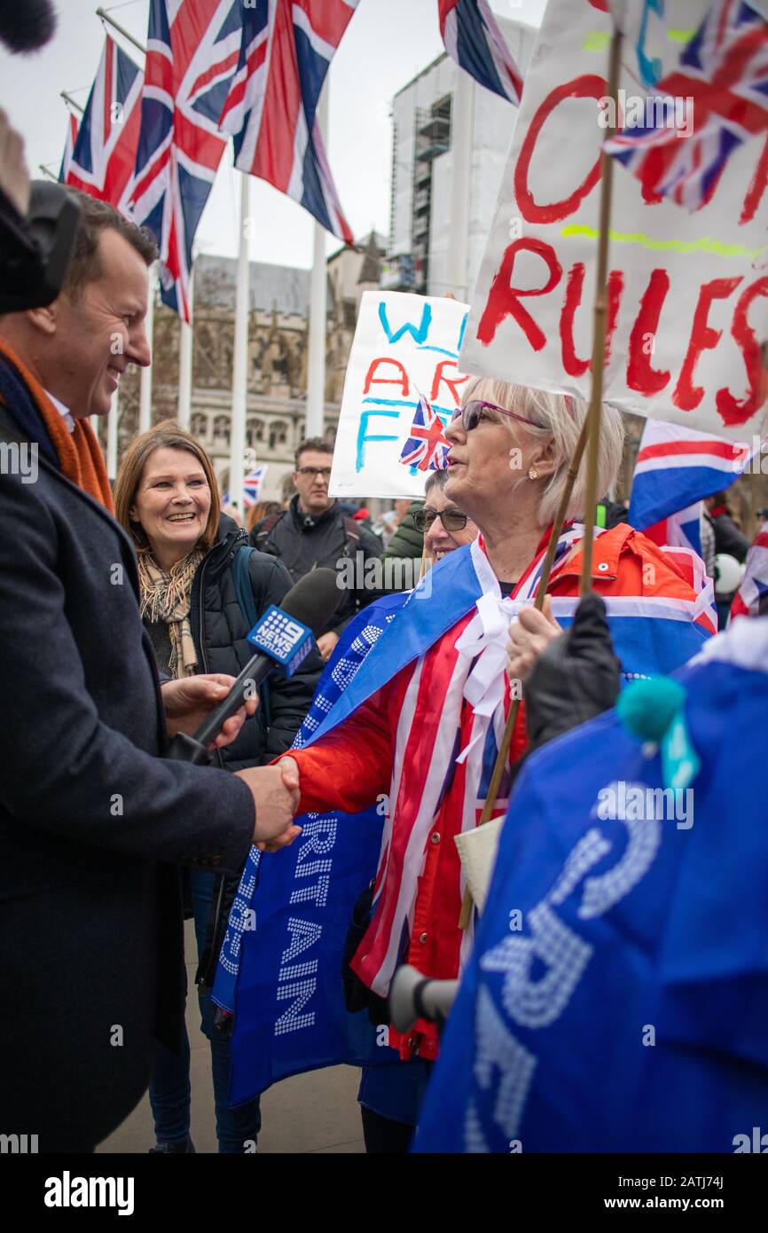 Am Parliament Square, Westminster, London, versammeln sich zahlreiche Brexit-Anhänger, um zu feiern, dass Großbritannien die EU am 31. Januar 2020 offiziell um 23 Uhr verlässt Stockfoto
