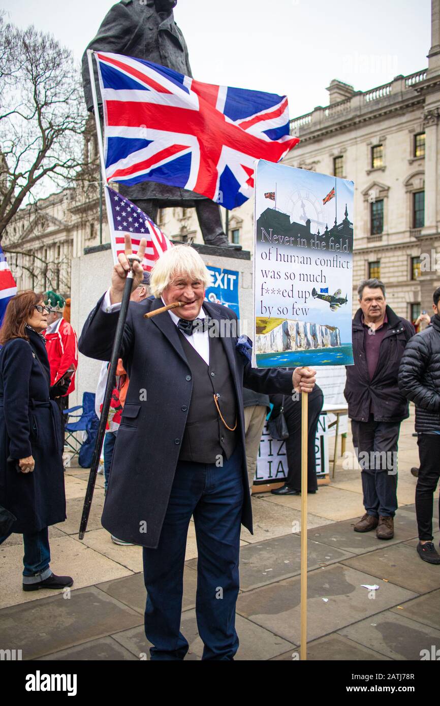 Am Parliament Square, Westminster, London, versammeln sich zahlreiche Brexit-Anhänger, um zu feiern, dass Großbritannien die EU am 31. Januar 2020 offiziell um 23 Uhr verlässt Stockfoto