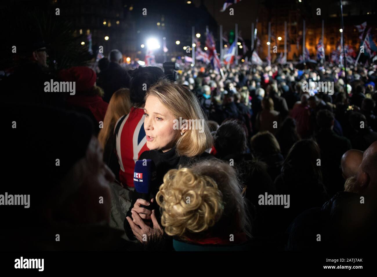 Weibliche französische Fernsehverankerung gibt einen Live-Bericht aus Westminster, London, um zu berichten, dass Großbritannien die EU am 31. Januar 2020 offiziell um 23 Uhr verlässt Stockfoto