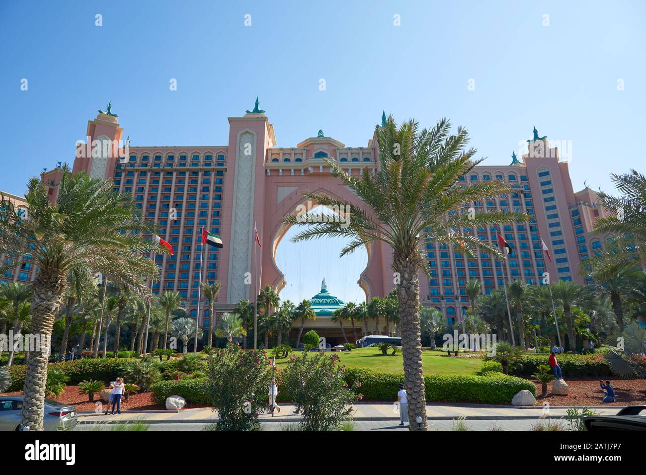 Dubai, VEREINIGTE ARABISCHE EMIRATE - 22. NOVEMBER 2019: Atlantis Das Palm-Luxushotel mit Menschen und Touristen an einem sonnigen Tag, klarer blauer Himmel Stockfoto