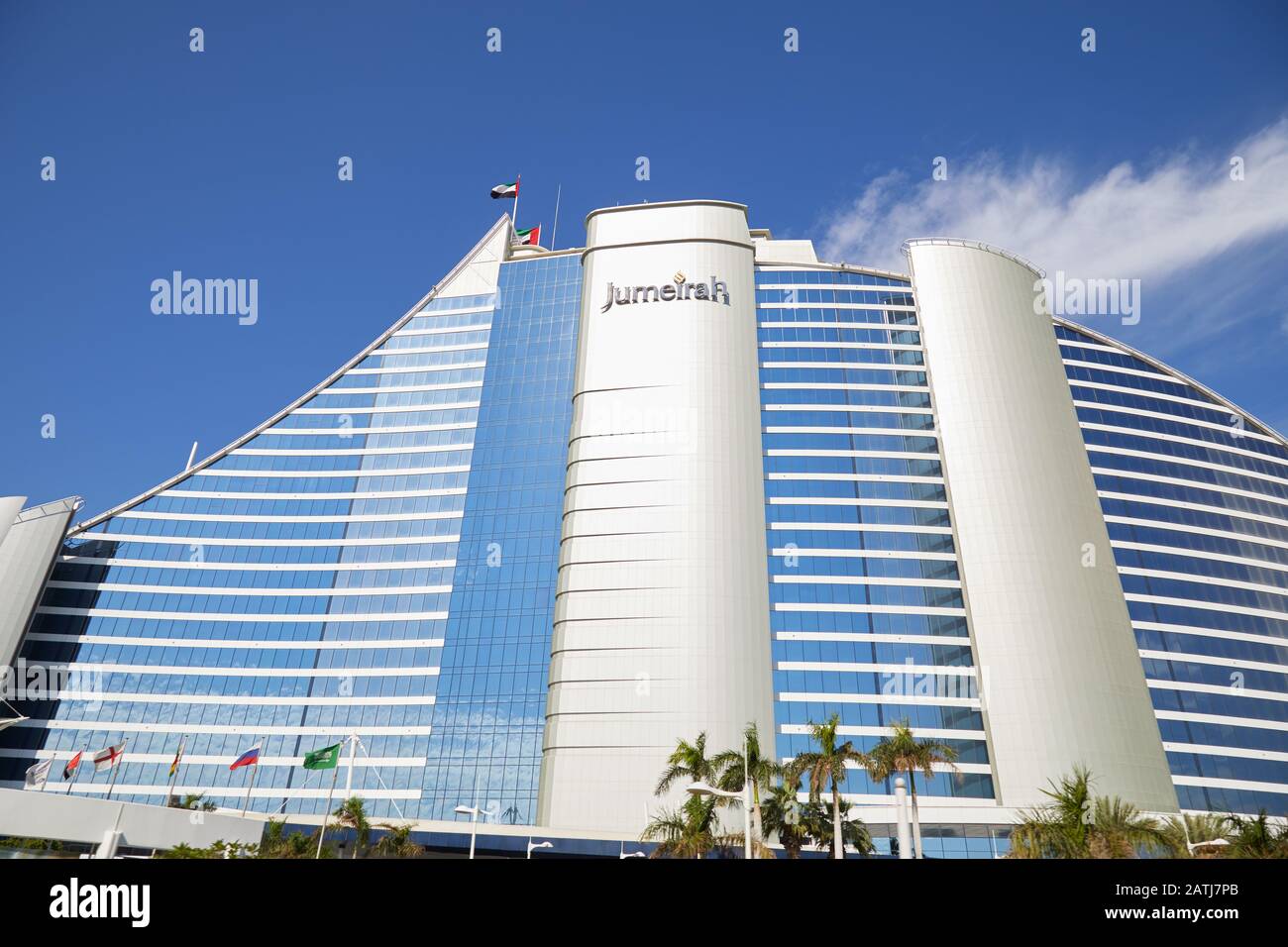Dubai, VEREINIGTE ARABISCHE EMIRATE - 23. NOVEMBER 2019: Jumeirah Beach Luxushotel mit niedrigem Blickwinkel an einem sonnigen Tag, blauer Himmel in Dubai Stockfoto