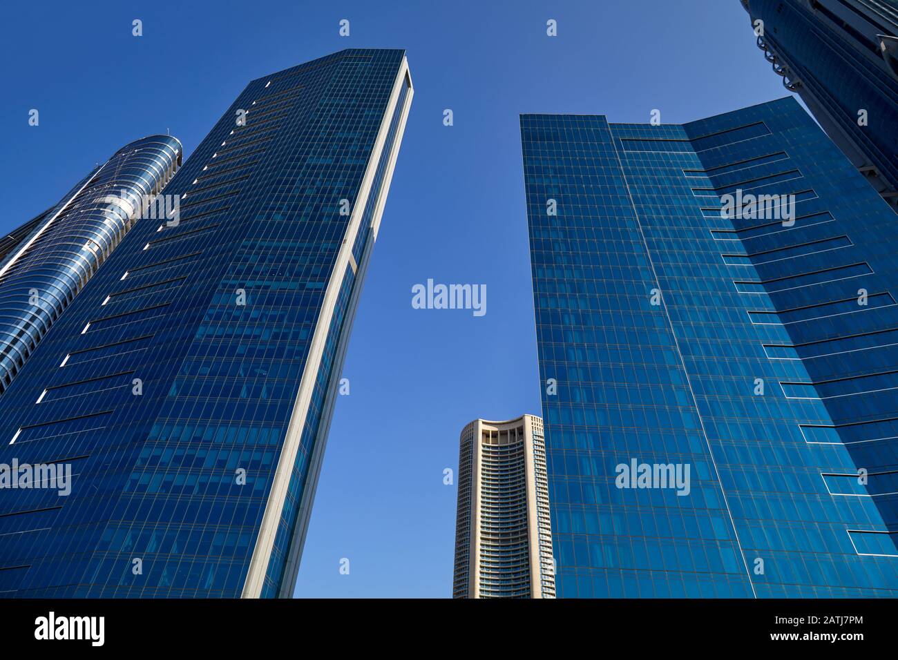 Dubai, VEREINIGTE ARABISCHE EMIRATE - 23. NOVEMBER 2019: Moderne Wolkenkratzer, niedriger Blickwinkel an einem sonnigen Tag, klarer blauer Himmel in Dubai Stockfoto