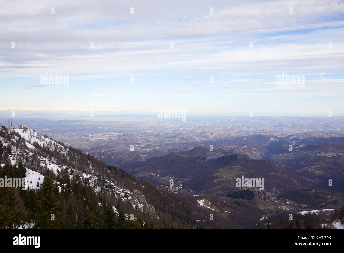 Tal- und Bergblick von den Seealpen in einem witzeren Tag im Piemont, Italien Stockfoto