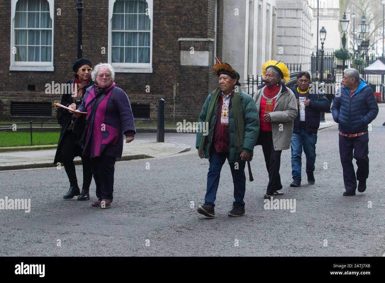 London, Großbritannien. Februar 2020. Amazon Indigenous Leaders L-R Raoni Metuktire, Davi Yanomami, Megaron Txucarramae, Dario Yanomami Hand in einem Brief an Downing Street, Schutz des Amazonas-Volkes fordern, das von der neuen Politik der brasilianischen Regierung von präsident Jair Bolsonaro bedroht ist, und die britische Regierung auffordern, das ILO-Übereinkommen 169, das internationale Recht der indigenen und Stammesangehörigen, zu ratifizieren.Credit: Amer ghazzal/Alamy Live News Stockfoto