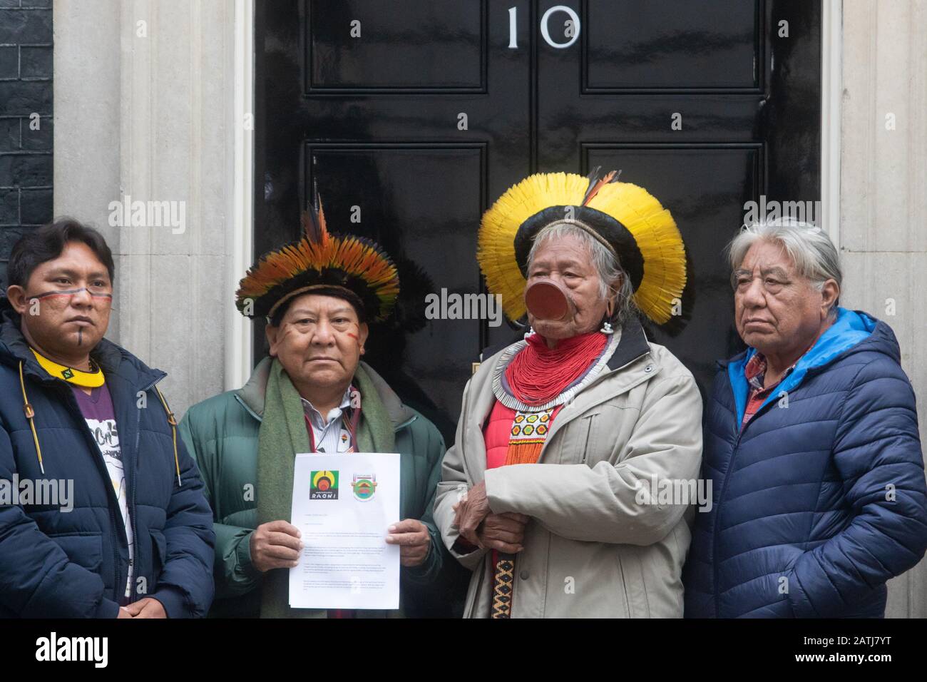 London, Großbritannien. Februar 2020. Amazon Indigenous Leaders L-R Raoni Metuktire, Davi Yanomami, Megaron Txucarramae, Dario Yanomami Hand in einem Brief an Downing Street, Schutz des Amazonas-Volkes fordern, das von der neuen Politik der brasilianischen Regierung von präsident Jair Bolsonaro bedroht ist, und die britische Regierung auffordern, das ILO-Übereinkommen 169, das internationale Recht der indigenen und Stammesangehörigen, zu ratifizieren.Credit: Amer ghazzal/Alamy Live News Stockfoto