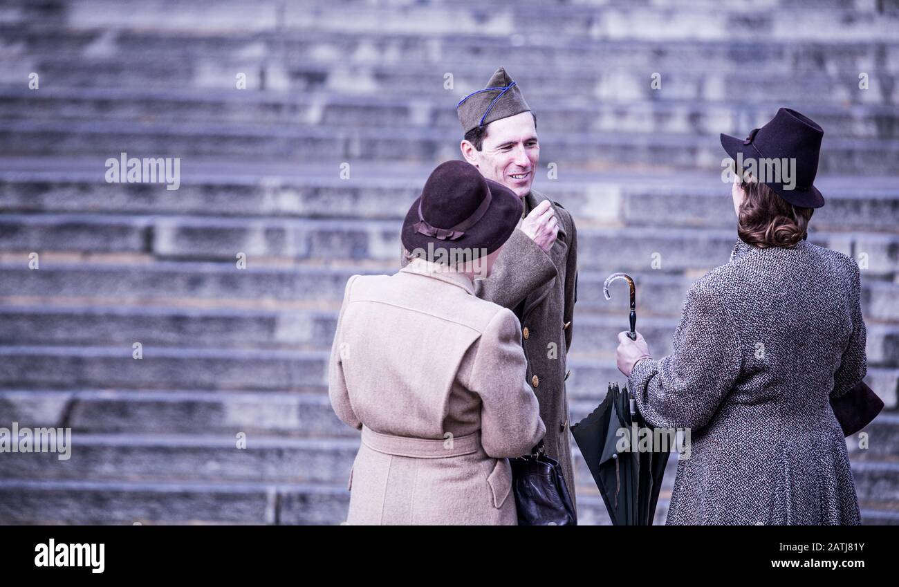 Mann und Frau im Kleid der vierziger Jahre. Sie sind Extras, die in der neuen Filmoperation Mincemeat auf ihre Szene warten. Ein Drama aus dem 2. Weltkrieg über eine falsche sizilianische Invasion. Stockfoto