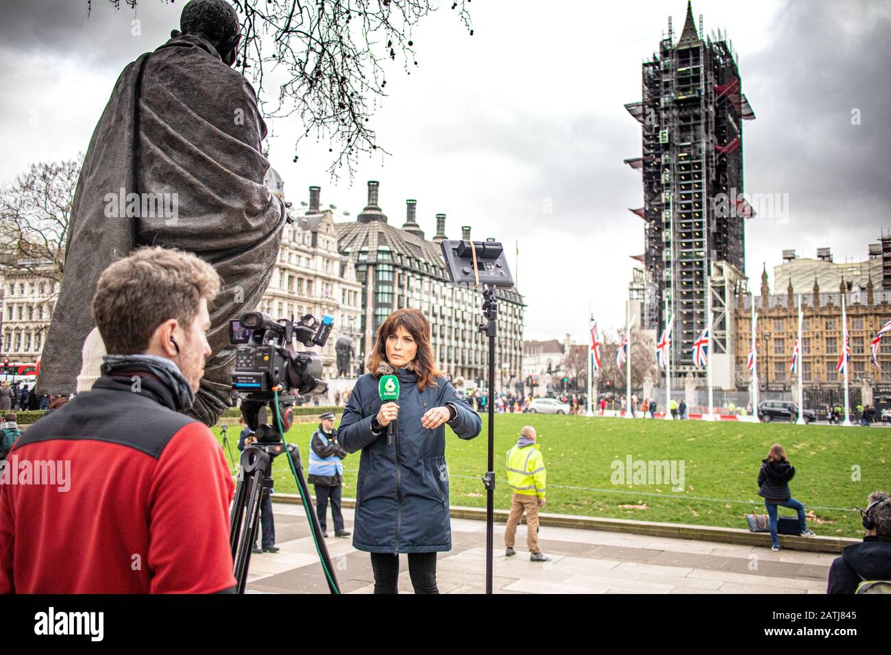Die Weltpresse versammelt sich auf dem Parliament Square, Westminster, London, um über den offiziellen Austritt Großbritanniens aus der EU am 31. Januar 2020 um 23 Uhr zu berichten Stockfoto