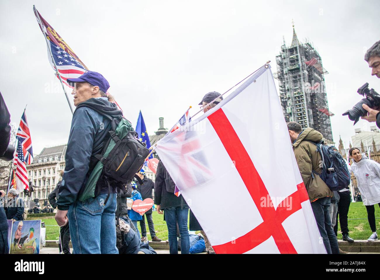 Am Parliament Square, Westminster, London, versammeln sich zahlreiche Brexit-Anhänger, um zu feiern, dass Großbritannien die EU am 31. Januar 2020 offiziell um 23 Uhr verlässt Stockfoto