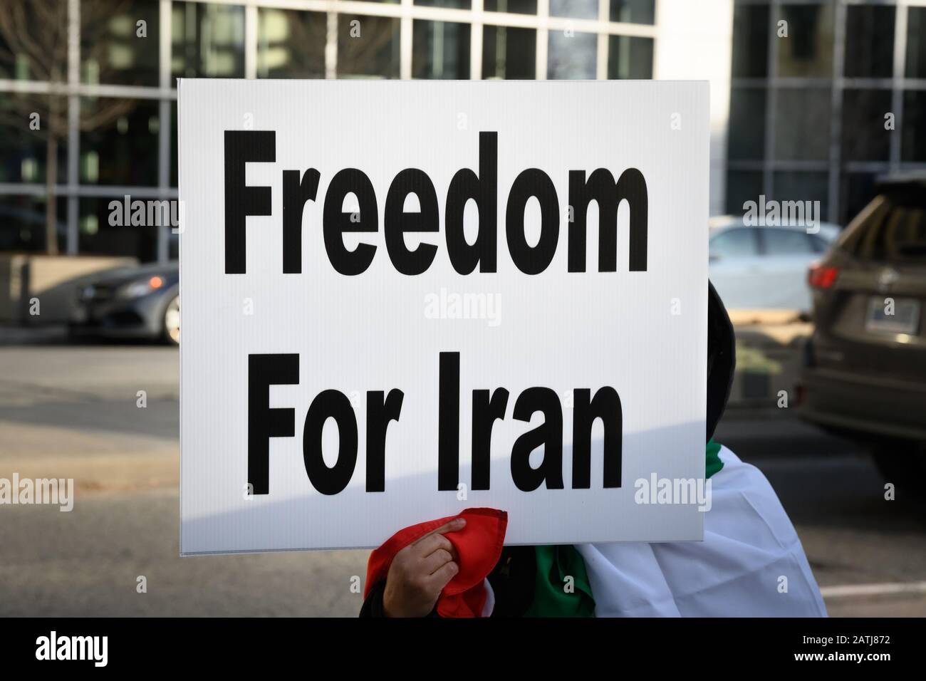 Eine Frau hält ein Zeichen hoch, das für Freiheit ruft Iran solidarisch mit iranischen Demonstranten gegen das autoritäre Regime Bei einem Protest in Toronto ON Stockfoto