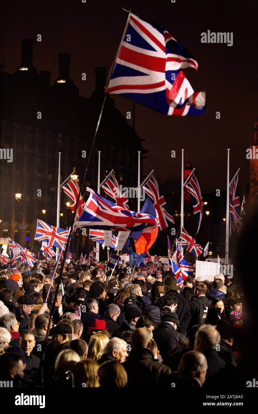 Am Parliament Square, Westminster, London, versammeln sich zahlreiche Brexit-Anhänger, um zu feiern, dass Großbritannien die EU am 31. Januar 2020 offiziell um 23 Uhr verlässt Stockfoto