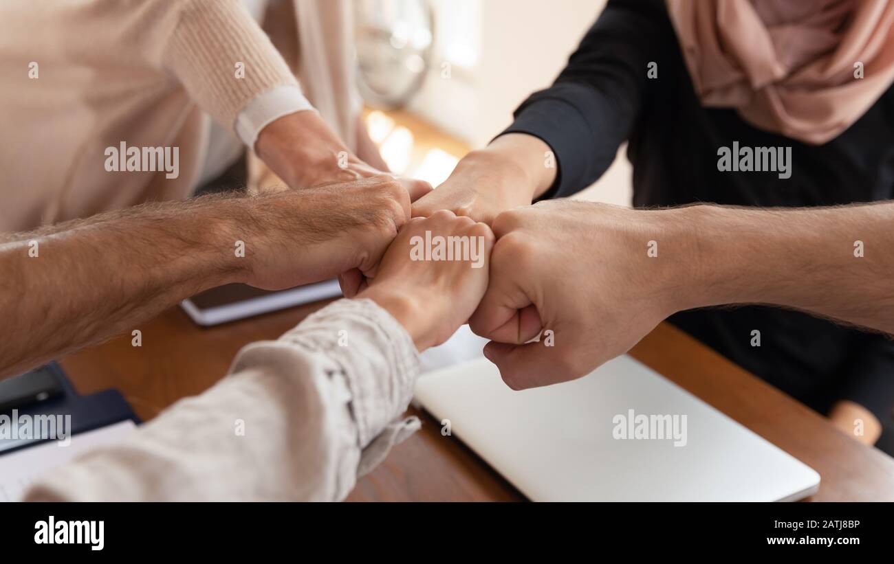 Die enge Verbindung verschiedener Mitarbeiter mit den Händen zeigt Einigkeit Stockfoto