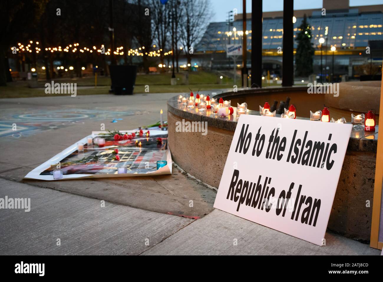 Torontonianer versammelten sich am Mel Lastman Square, um eine Kerzenlicht-Mahnwache zu Ehren der 1500 Demonstranten zu halten, die kürzlich von der Regierung im Iran getötet wurden. Stockfoto
