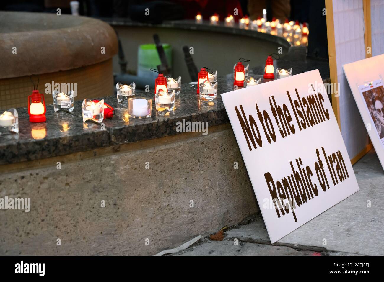 Torontonianer versammelten sich am Mel Lastman Square, um eine Kerzenlicht-Mahnwache zu Ehren der 1500 Demonstranten zu halten, die kürzlich von der Regierung im Iran getötet wurden. Stockfoto