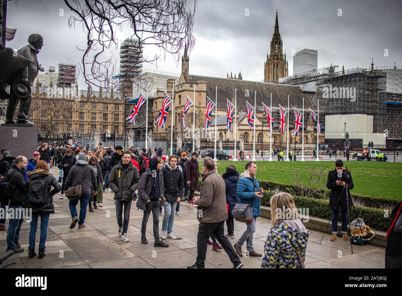 Am Parliament Square, Westminster, London, versammeln sich zahlreiche Brexit-Anhänger, um zu feiern, dass Großbritannien die EU am 31. Januar 2020 offiziell um 23 Uhr verlässt Stockfoto
