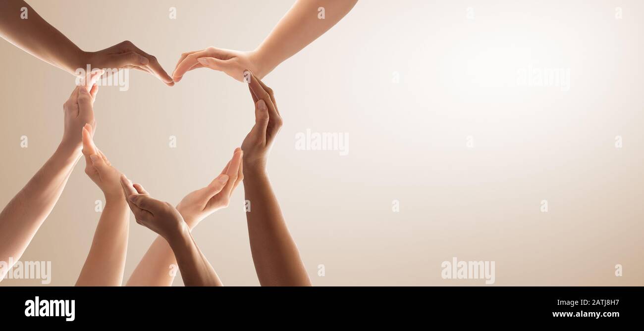 Symbol und Form des Herzens entstanden aus Händen.Das Konzept der Einheit, Zusammenarbeit, Partnerschaft, Teamarbeit und Nächstenliebe. Stockfoto