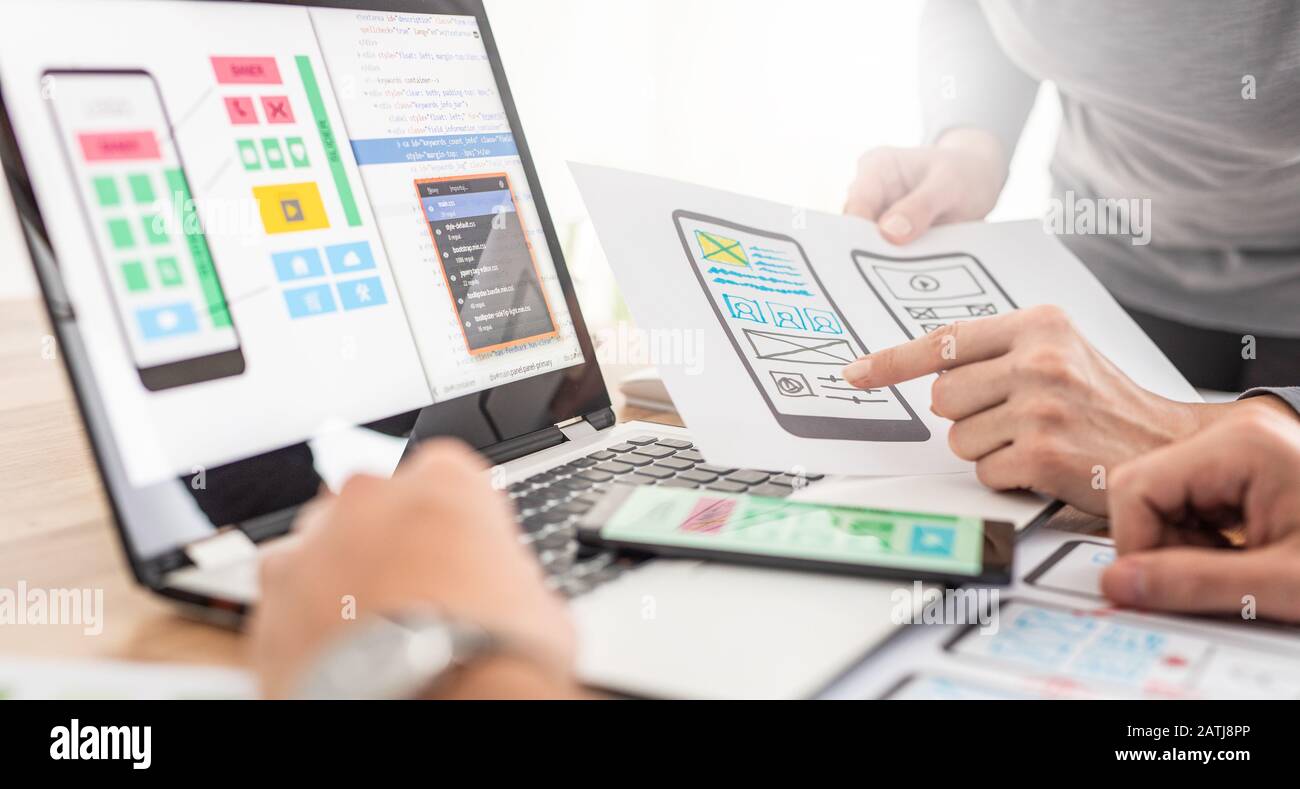 Designer, die die Entwicklung von UX-Anwendungen auf der Website zeichnen. Konzept der Benutzererfahrung. Stockfoto