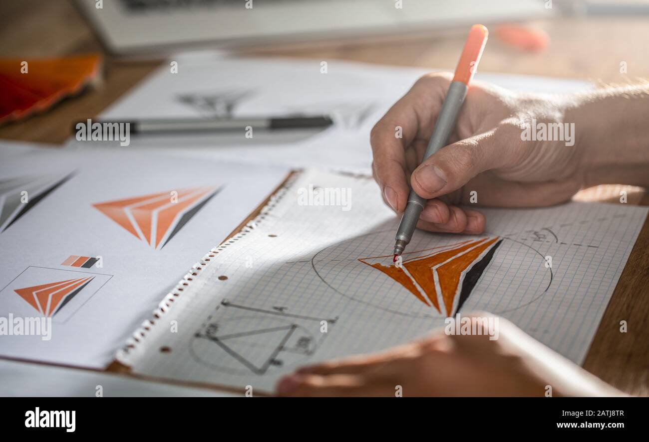 Grafikdesigner zeichnet Skizzen Logo Design. Das Konzept einer neuen Marke. Professionelle kreative Beschäftigung mit Idee. Stockfoto