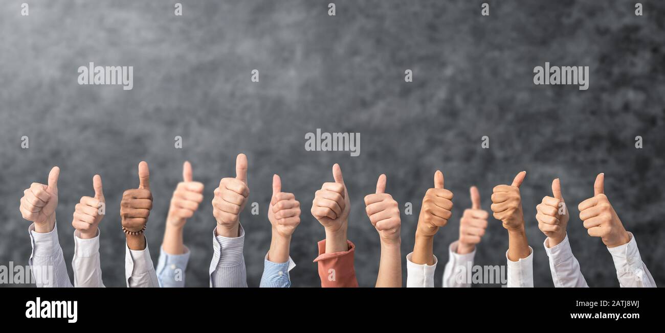 Hände, die den Daumen und das Symbol zeigen, sind in Ordnung. Konzept des Gewinnens von Menschen, Gewinnern. Stockfoto