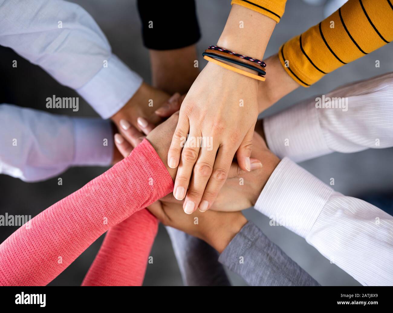 Nahaufnahme, Ansicht von oben Young Business Menschen die Hände zusammen. Stapel von Händen. Einheit und Teamarbeit Konzept. Stockfoto
