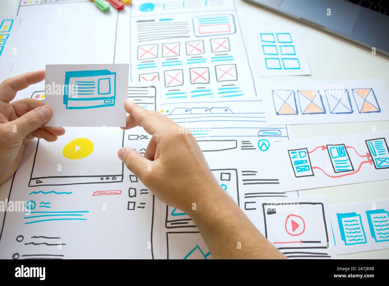 Website junger Designer kreative Planung Anwendungsentwurf Skizze Zeichnung Vorlage Layout Rahmen Wireframe Design Studio. Stockfoto