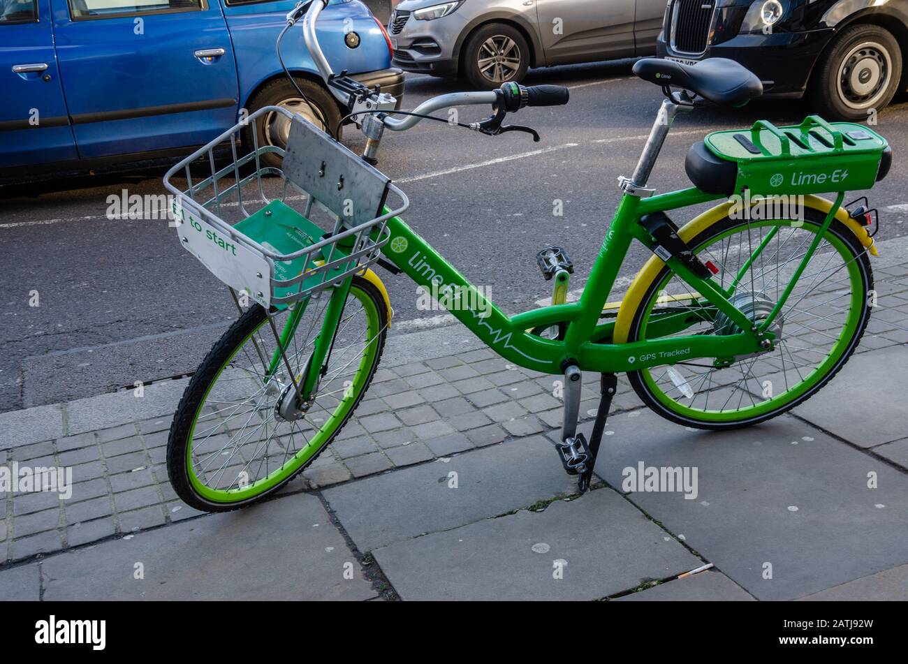 Ein elektronisches Leihfahrrad von Lime-e auf dem Stand auf einem Straßenbelag in London, Großbritannien Stockfoto