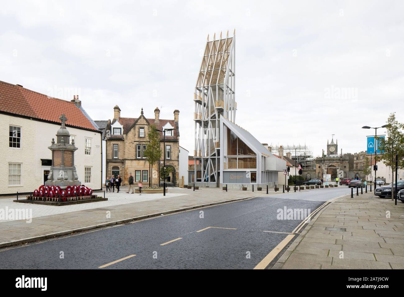 Weiter Blick auf den Turm auf die hohe Straße. The Auckland Tower, Durham, Großbritannien. Architekt: Niall McLaughlin Architects, 2019. Stockfoto