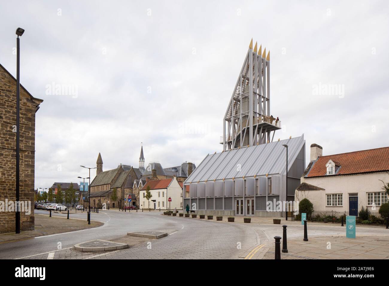 Weiter Blick auf den Turm auf die hohe Straße. The Auckland Tower, Durham, Großbritannien. Architekt: Niall McLaughlin Architects, 2019. Stockfoto