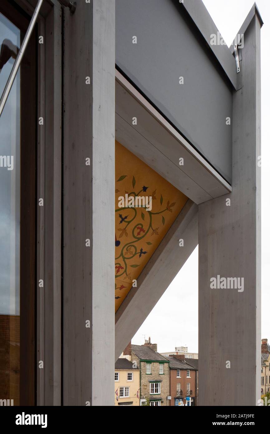 Detail der dekorativen Deckenpaneele des Turms. The Auckland Tower, Durham, Großbritannien. Architekt: Niall McLaughlin Architects, 2019. Stockfoto