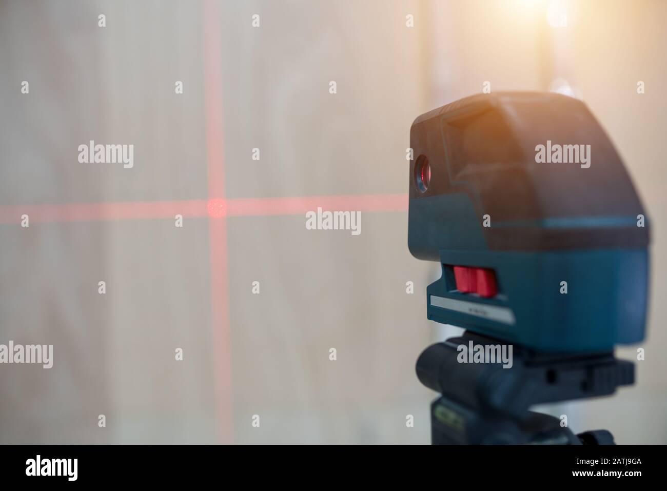 Tischler für Werkzeugmaschinen mit Laser-Nivellierung Stockfoto