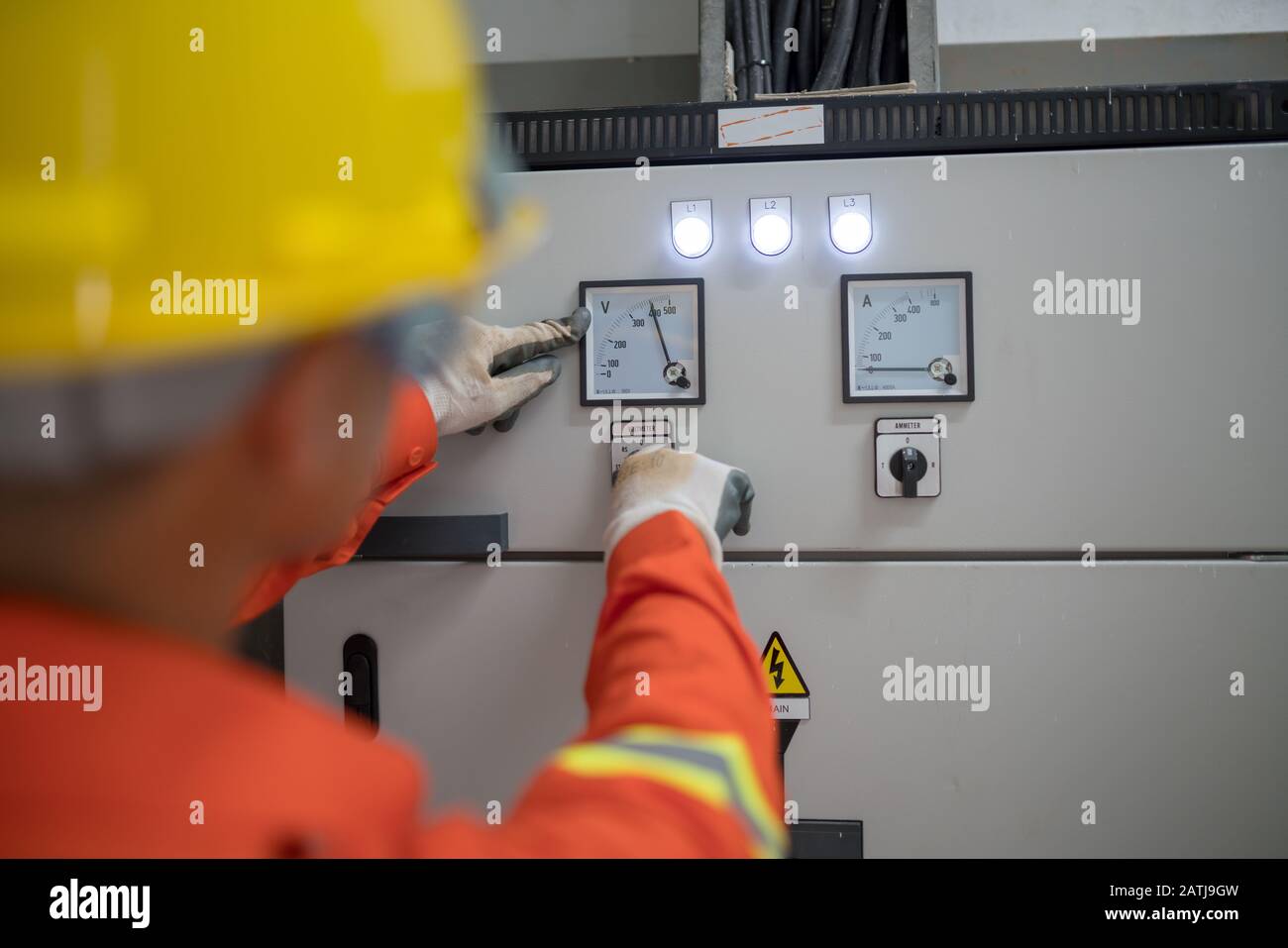 Elektroingenieure überprüfen das Leistungsmessersystem im Gebäude. Stockfoto